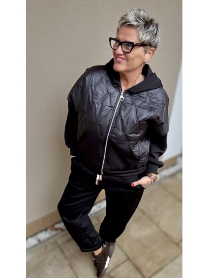 Tepláková souprava s prošívanou mikinou – pohodlí, co vypadá božsky