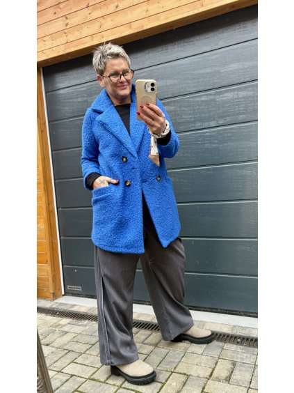 Bouclé kabátek „Barva, co tě nese“