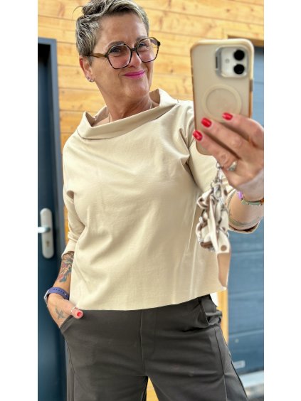 Elastické triko s lodičkovým límcem