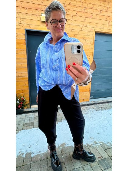 Modrá pruhovaná košile s maxi ozdobnými knoflíky