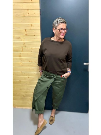 Asymetrické kalhoty se „zástěrkou“ a knoflíky