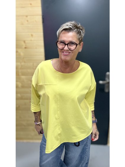 Volné tričko s asymetrickým střihem a jemným leskem