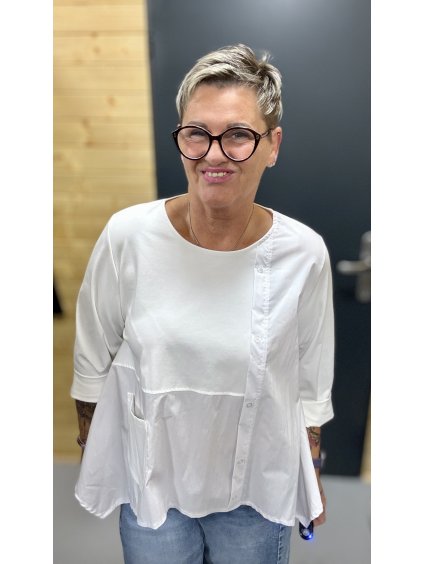 Vzdušná asymetrická halenka s kapsičkou