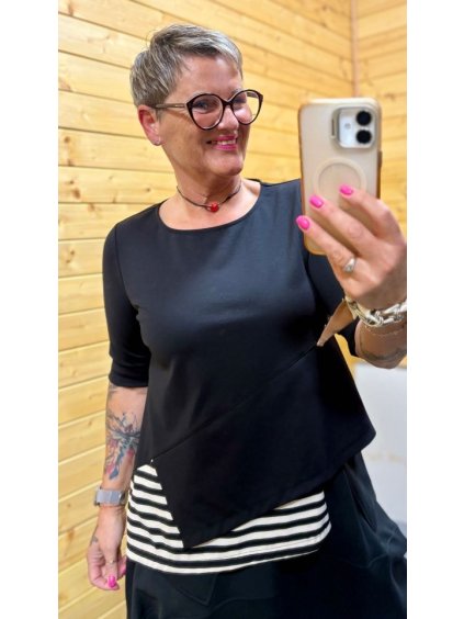 Asymetrická černá halenka s proužkem