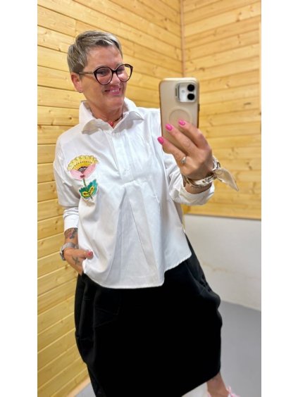 Košile s vyšívanou květinou