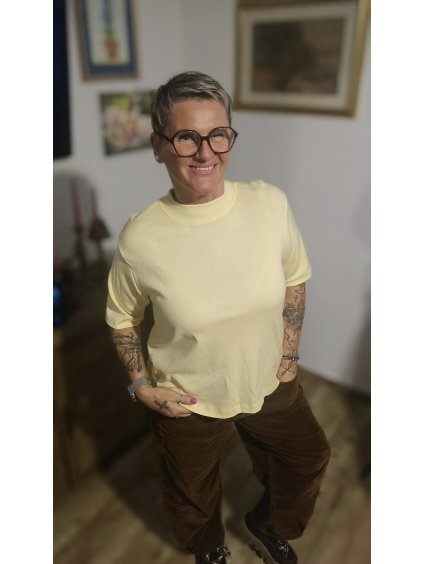 Bavlněné tričko s vyšším výstřihem – pohodlný basic