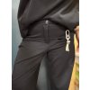Černé pohodlné kalhoty s ozdobným přívěskem