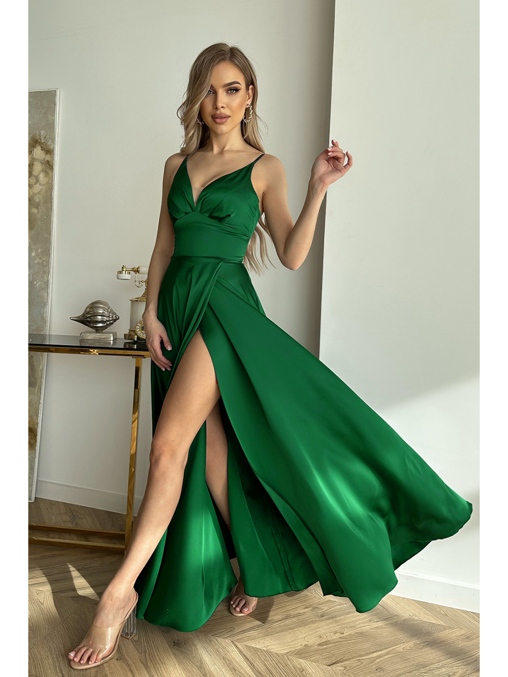 Graciózne spoločenské zelené šaty