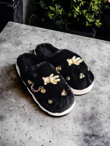 Dámske čierne papuče so zlatými dekoráciami WS9030