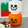 343086 2 bily ulozny box ve tvaru hlavy lego skeleton 24 cm fv interier 25