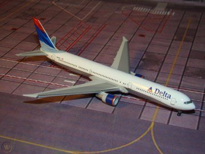 B767-400 Delta Air Lines