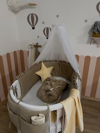 Plochý mantinel s volánky, péřová zavinovačka, letní deka, kapsář a šifonová nebesa🫶🏻💫 ušijeme Vaší vysněnou kombinaci🤍...