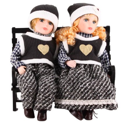 Děti na lavičce, v černobílých čepičkách  Dini