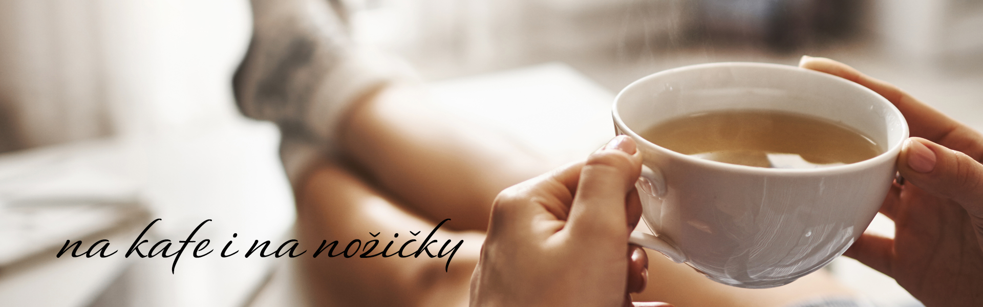 Masivní jídelní stoly