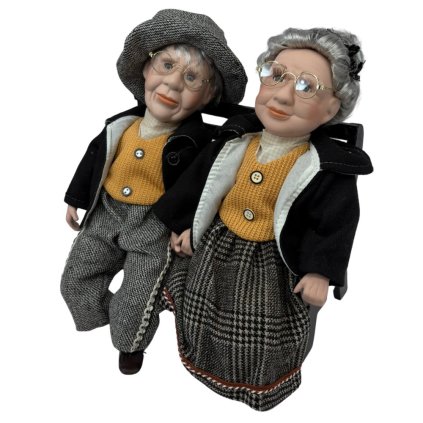 159149 porcelanove panenky babicka a dedecek na lavicce zluty svetr