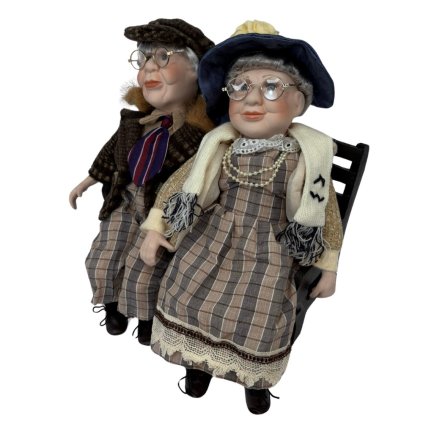 157962 porcelanove panenky babicka a dedecek na lavicce v kostkovanych satech