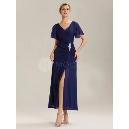 Společenské šaty tmavě modré šifonové s rozparkem, krátkým rukávem a broží v pase – Ever Pretty EM02323NB
