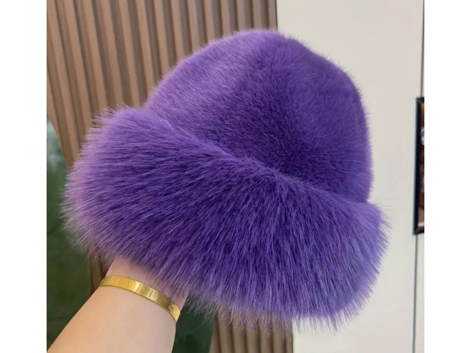 Luxusní fialová kožešinová čepice