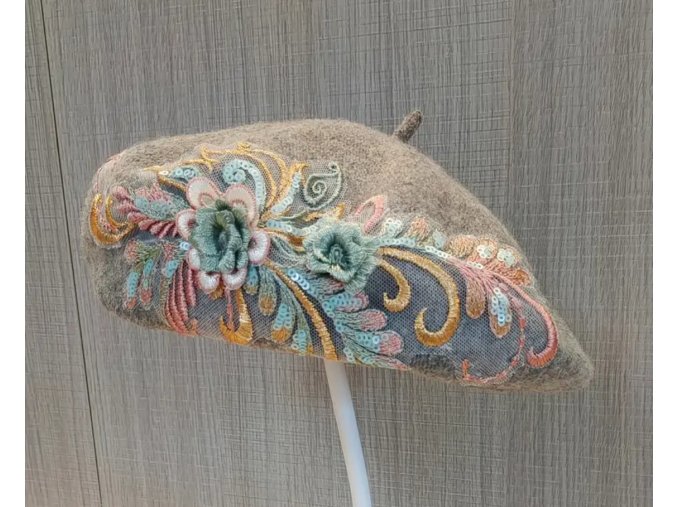 Krásný baret s krajkou