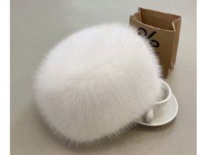 Krásná kožešinová čepice světlá