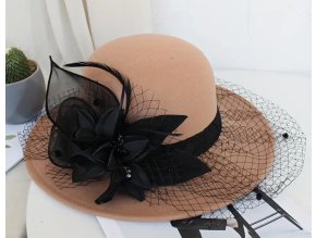 Elegantní zimní klobouček s aplikací