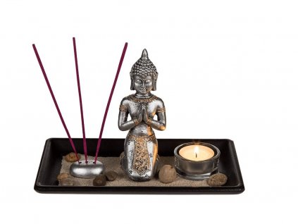 Černý dřevěný tác s vonnými tyčinkami a Buddhou