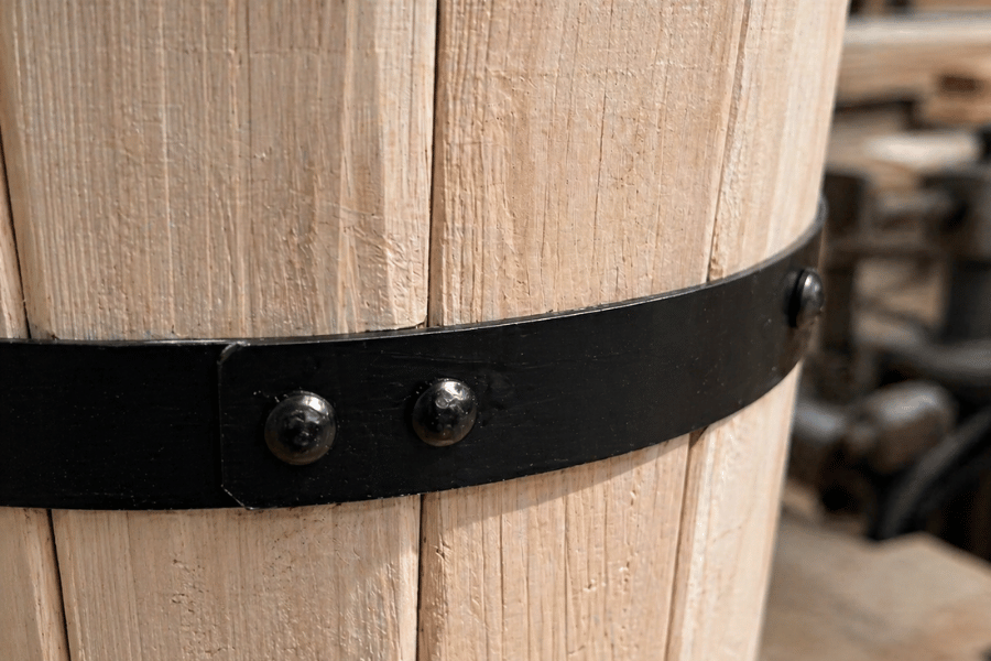 Detail kovové obruče a dřeva