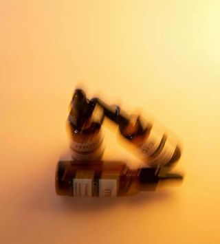 ✨Glow up your beauty routine✨ Ready to shine? Get your The Firm Sérum fór the Flawless Finish ⚡️