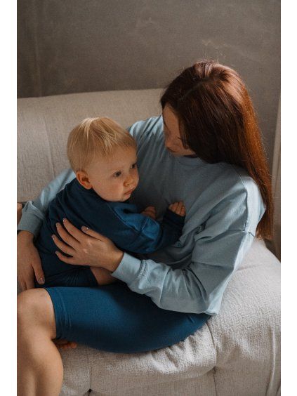 Světle modrá mikina klasický střih