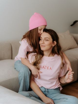 Je v rannom objatí, aj v letmom bozku pred spaním. Je v každom „Mami, pozri!“ Aj v tom najtichšom „Som tu.“ LÁSKA.♥️ Tá...