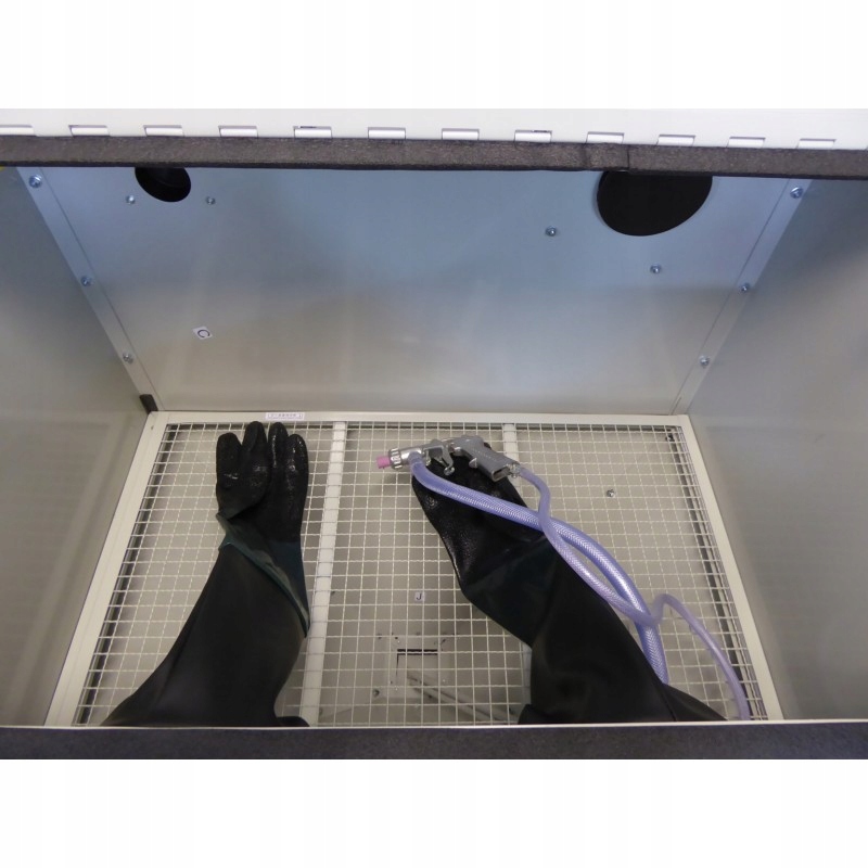 Kabínový pieskovací stroj s objemom 220 l