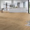 laminatova podlaha kronooriginal herringbone 8 dub sundance v obyvacke s kuchynou 22899