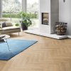 laminatova podlaha kronooriginal herringbone 8 dub sundance v obyvacke s krbom 22898