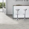 laminatova podlaha kronooriginal herringbone 8 dub chantilly v interieri s barovym pultom 22763
