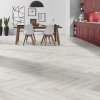 laminatova podlaha kronooriginal herringbone 8 dub chantilly v kuchyni 22765