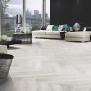 laminatova podlaha kronooriginal herringbone 8 dub chantilly v modernej obyvacke 22766