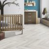 laminatova podlaha kronooriginal herringbone 8 dub chantilly v destkej izbe s postielkou 22761