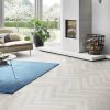 laminatova podlaha kronooriginal herringbone 8 dub chantilly v obyvacke s krbom 22771