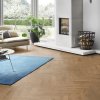 laminatova podlaha kronooriginal herringbone 8 dub inca carpenter v obyvacke s krbom 22789