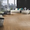 laminatova podlaha kronooriginal herringbone 8 dub inca carpenter v modernej obyvacke 22784