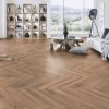laminatova podlaha kronooriginal herringbone 8 dub historic v obyvacke s kniznicou 22807