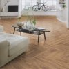 laminatova podlaha kronooriginal herringbone 8 dub firebrand v obyvacke s bicyklom 22824