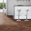 laminatova podlaha kronooriginal herringbone 8 dub laguna v interieri s barovym pultom 22854