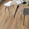 vinylova podlaha gerflor virtuo 30 daintree brown stolicky