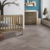 laminatova podlaha kronooriginal herringbone 8 dub rutherford v destkej izbe s postielkou 22870