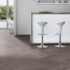 laminatova podlaha kronooriginal herringbone 8 dub rutherford v interieri s barovym pultom 22872