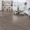laminatova podlaha kronooriginal herringbone 8 dub rutherford v obyvacke s kniznicou 22879