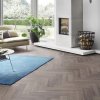 laminatova podlaha kronooriginal herringbone 8 dub rutherford v obyvacke s krbom 22880