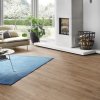 laminatova podlaha kronooriginal atlantic 8 dub hillside v obyvacke s krbom 17587
