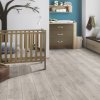 laminatova podlaha kronooriginal atlantic 8 dub silverdale v destkej izbe s postielkou 17596